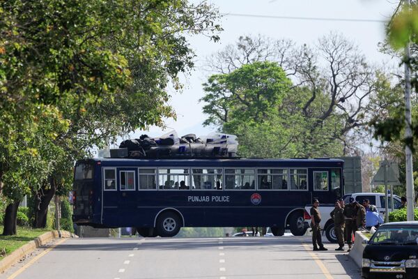 Một xe buýt của cảnh sát trong quá trình chuẩn bị cho chuyến thăm của phái đoàn Iran-Mỹ tới Pakistan để đàm phán hòa bình.

 - Sputnik Việt Nam