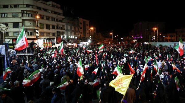 Người dân đang ăn mừng thỏa thuận ngừng bắn song phương giữa Iran và Mỹ. - Sputnik Việt Nam