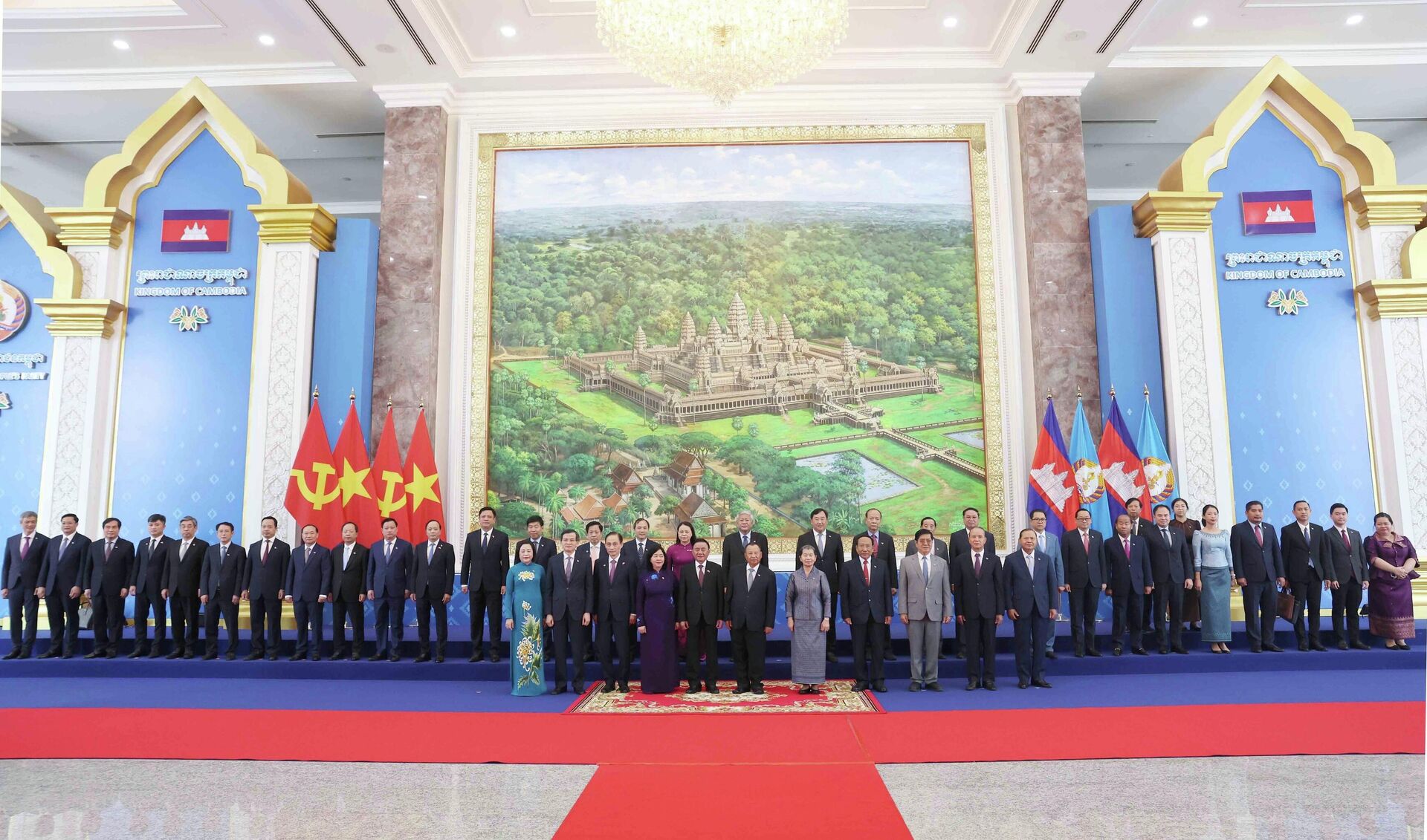 Trong khuôn khổ chuyến thăm chính thức Vương quốc Campuchia, sáng 10/4/2026, tại thủ đô Phnom Penh, đồng chí Trần Cẩm Tú, Uỷ viên Bộ Chính trị, Thường trực Ban Bí thư hội đàm với Phó Chủ tịch, Trưởng Ban Thường trực Ban Thường vụ Đảng Nhân dân Campuchia (CPP) Say Chhum Trong khuôn khổ chuyến thăm chính thức Vương quốc Campuchia, sáng 10/4/2026, tại thủ đô Phnom Penh, đồng chí Trần Cẩm Tú, Uỷ viên Bộ Chính trị, Thường trực Ban Bí thư hội đàm với Phó Chủ tịch, Trưởng Ban Thường trực Ban Thường vụ Đảng Nhân dân Campuchia (CPP) Say Chhum - Sputnik Việt Nam, 1920, 11.04.2026