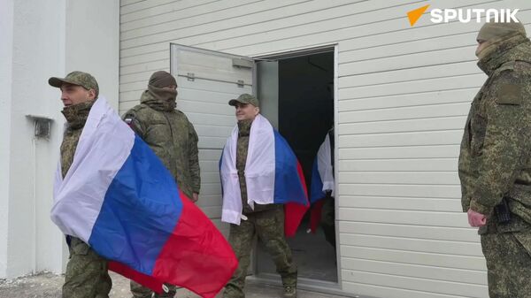  Bộ Quốc phòng Nga: 175 binh sĩ Nga trở về nước, bàn giao 175 tù binh Ukraina - Sputnik Việt Nam