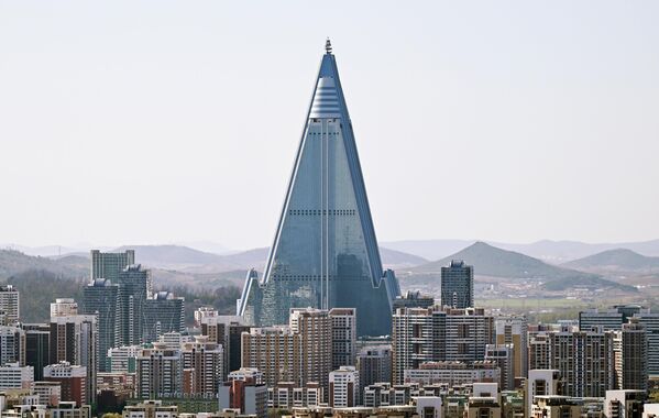 Quang cảnh Khách sạn Ryugyong và các khu phố xung quanh ở Bình Nhưỡng. - Sputnik Việt Nam