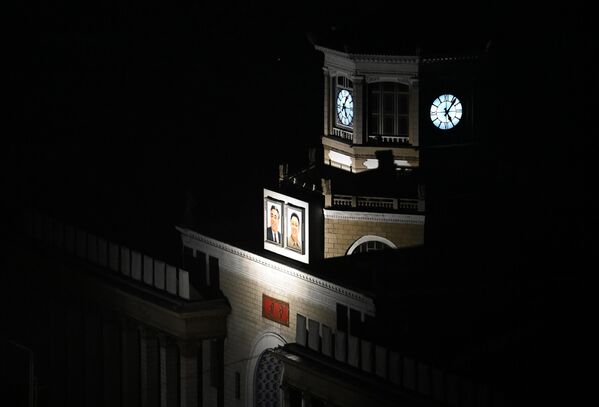 Người dân đi bộ trên đường phố Bình Nhưỡng. - Sputnik Việt Nam