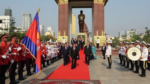 Thường trực Ban Bí thư Trần Cẩm Tú và Đoàn đại biểu cấp cao Việt Nam đặt hoa tại Đài tưởng niệm cố Quốc vương Norodom Sihanouk ở Phnom Penh. - Sputnik Việt Nam