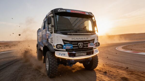 Đội đua xe tải KAMAZ-Master với chiếc xe đua của họ đến thăm trụ sở Sputnik - Sputnik Việt Nam