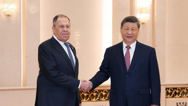 Ngoại trưởng Nga Sergey Lavrov và Chủ tịch Trung Quốc Tập Cận Bình tại Trung Quốc - Sputnik Việt Nam
