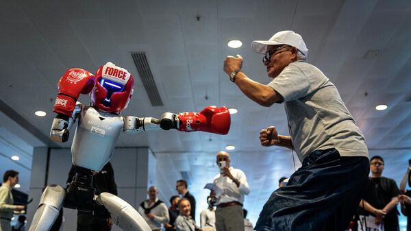 Поединок между человекоподобным роботом и посетителем на выставке роботов в Гонконге  - Sputnik Việt Nam