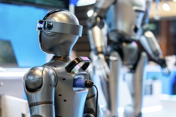 Sạc pin cho robot hình người tại triển lãm robot ở Hồng Kông. - Sputnik Việt Nam