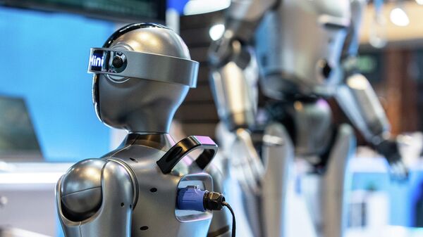 Зарядка человекоподобного робота на выставке роботов в Гонконге  - Sputnik Việt Nam