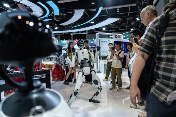 Robot hình người tại triển lãm robot ở Hồng Kông. - Sputnik Việt Nam