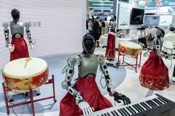 Phần trình diễn của các robot hình người tại triển lãm robot ở Hồng Kông. - Sputnik Việt Nam