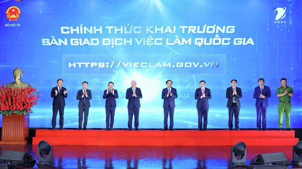 Các đại biểu thực hiện nghi thức bấm nút khai trương Sàn giao dịch việc làm quốc gia - Sputnik Việt Nam