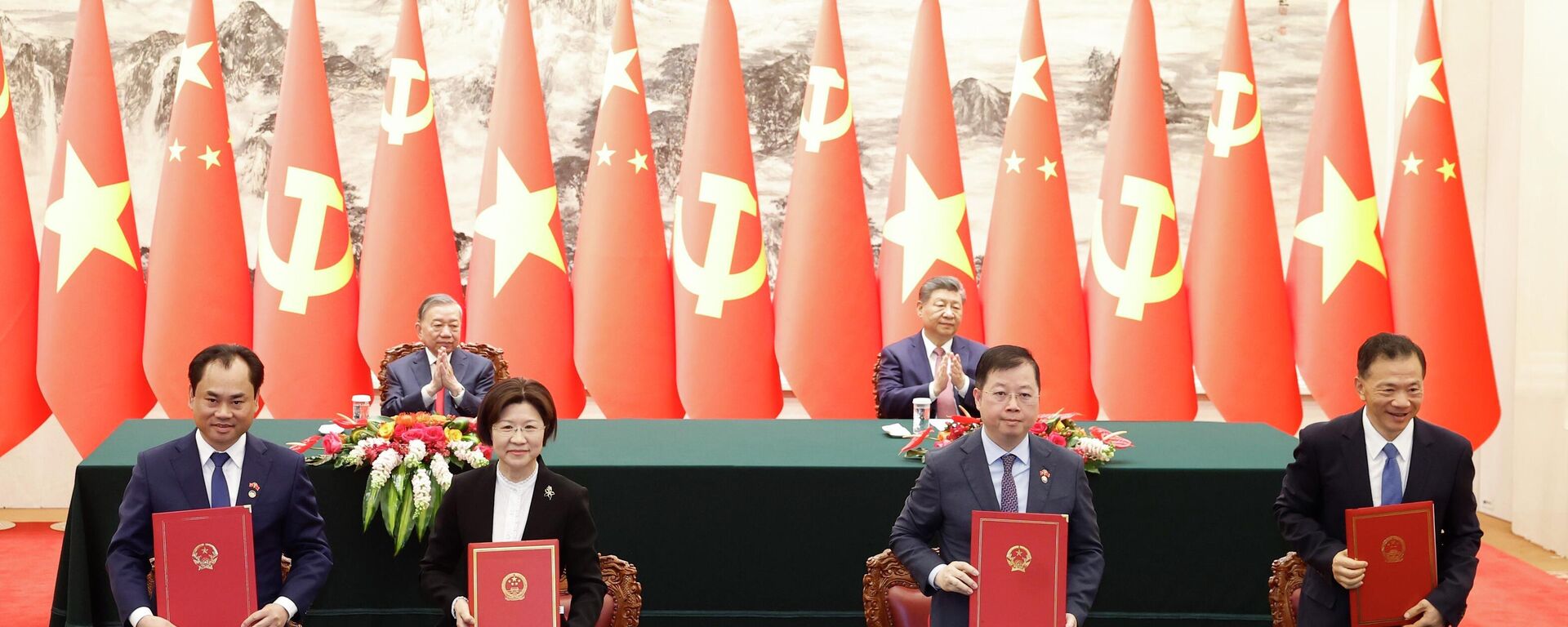 Tổng Bí thư, Chủ tịch nước Tô Lâm và Tổng Bí thư, Chủ tịch nước Tập Cận Bình chứng kiến Lễ ký các văn kiện hợp tác giữa hai nước - Sputnik Việt Nam, 1920, 16.04.2026