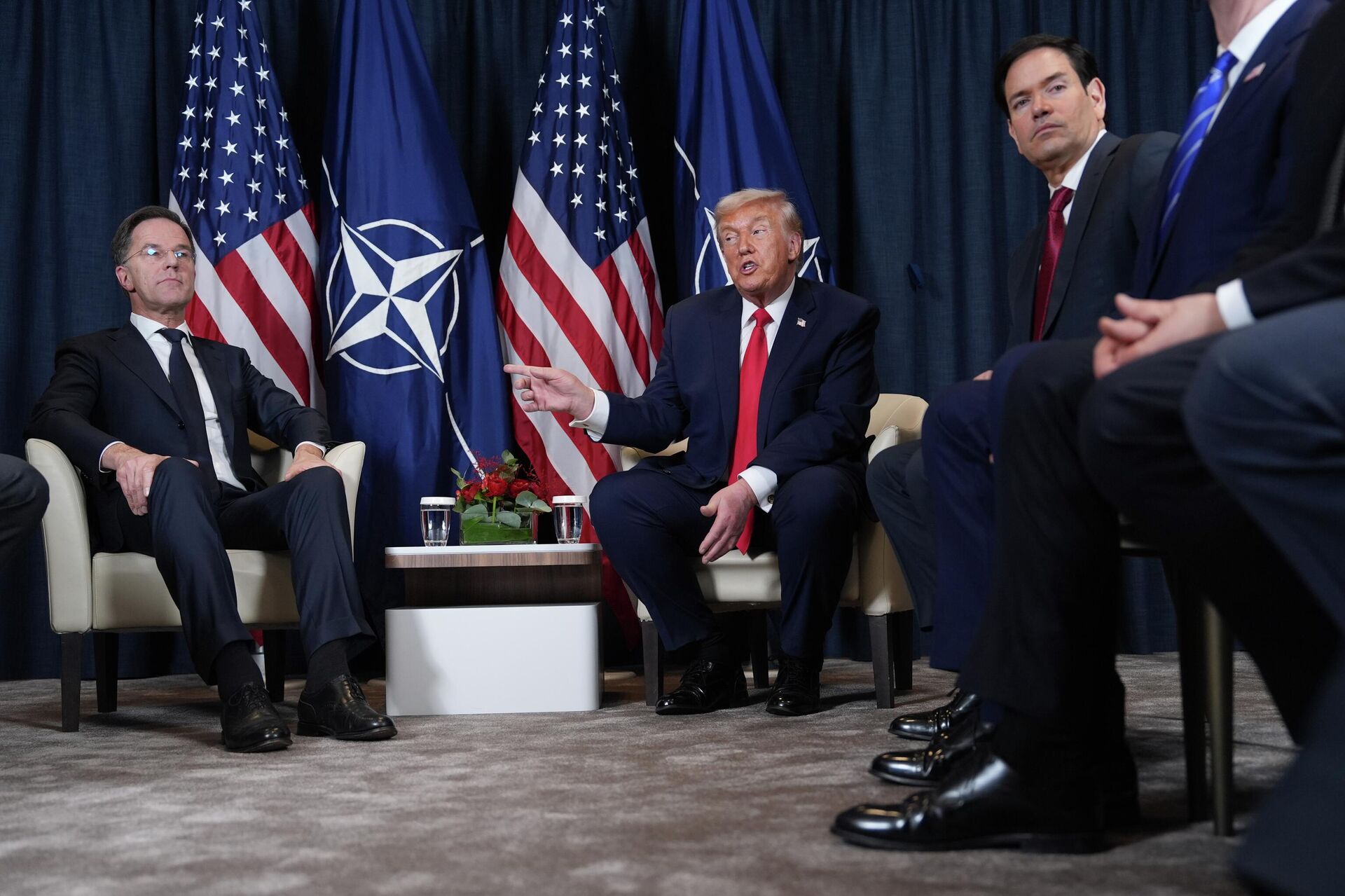 Tổng thống Mỹ Donald Trump trong cuộc gặp với Tổng thư ký NATO Mark Rutte bên lề Diễn đàn Kinh tế Thế giới ở Davos. Tổng thống Mỹ Donald Trump trong cuộc gặp với Tổng thư ký NATO Mark Rutte bên lề Diễn đàn Kinh tế Thế giới ở Davos. - Sputnik Việt Nam, 1920, 16.04.2026