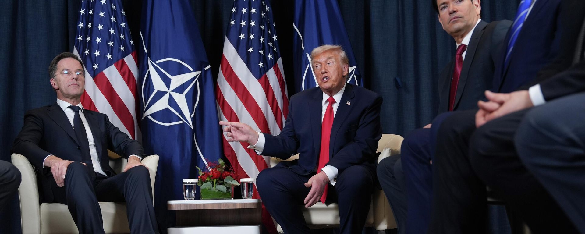 Tổng thống Mỹ Donald Trump trong cuộc gặp với Tổng thư ký NATO Mark Rutte bên lề Diễn đàn Kinh tế Thế giới ở Davos. - Sputnik Việt Nam, 1920, 09.07.2026