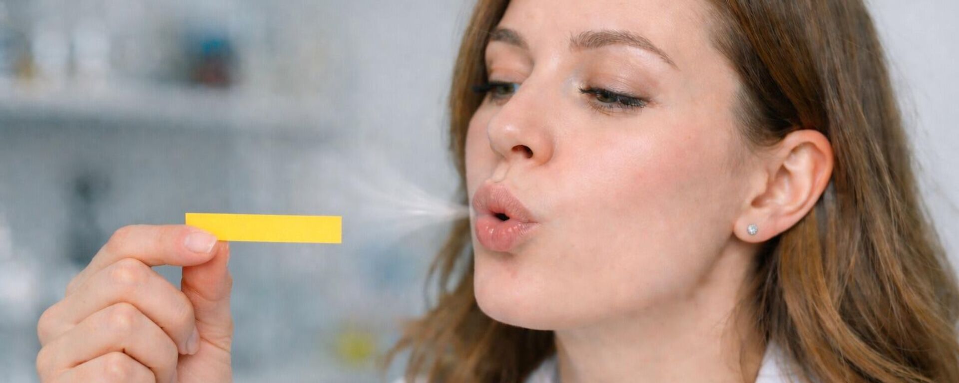 Một cô gái thổi vào giấy quỳ. - Sputnik Việt Nam, 1920, 16.04.2026