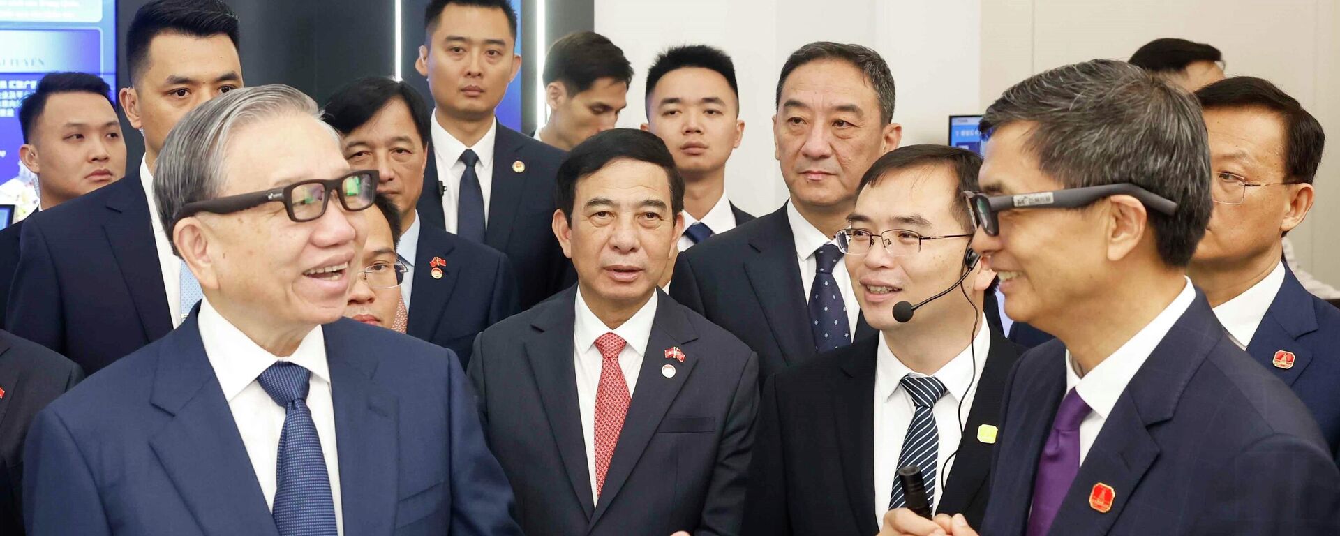 Tổng Bí thư, Chủ tịch nước thăm Trung tâm hợp tác ứng dụng AI Trung Quốc- ASEAN - Sputnik Việt Nam, 1920, 17.04.2026