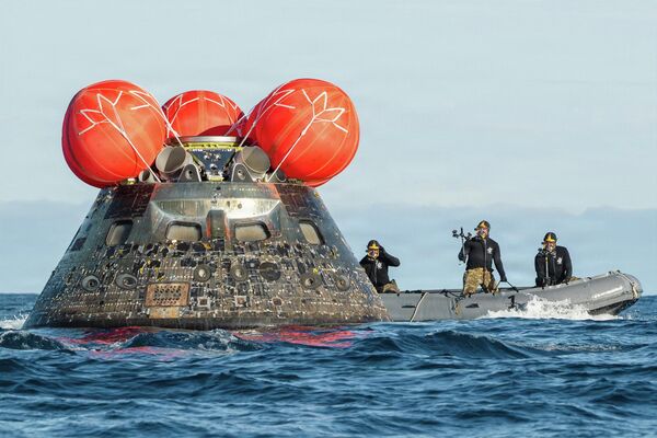 Thợ lặn Hải quân Hoa Kỳ kiểm tra mô-đun không gian Orion của sứ mệnh Artemis II để tìm vật liệu nguy hiểm, Hoa Kỳ. - Sputnik Việt Nam