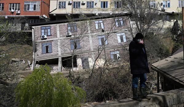 Tòa nhà dân cư bị sập do mưa lớn trên đường Aivazovsky ở Makhachkala, Nga. - Sputnik Việt Nam