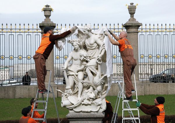 Ra mắt các tác phẩm điêu khắc trong vườn mùa hè của Bảo tàng Nga ở St. Petersburg. - Sputnik Việt Nam