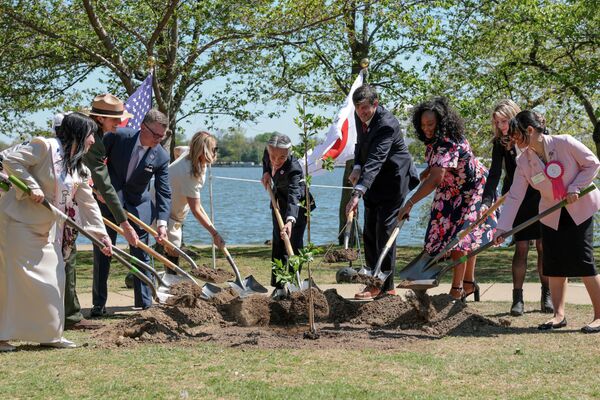 Đại sứ Nhật Bản tại Hoa Kỳ Shigeo Yamada trong lễ trồng 250 cây hoa anh đào, món quà của chính phủ Nhật Bản nhân kỷ niệm 250 năm ngày độc lập của Hoa Kỳ, dọc theo bờ sông Tidal Basin ở Washington, D.C., Hoa Kỳ. - Sputnik Việt Nam