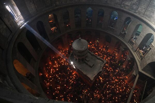Những người hành hương Chính thống giáo cầm nến trong nghi lễ rước lửa thiêng tại Nhà thờ Mộ Thánh. - Sputnik Việt Nam