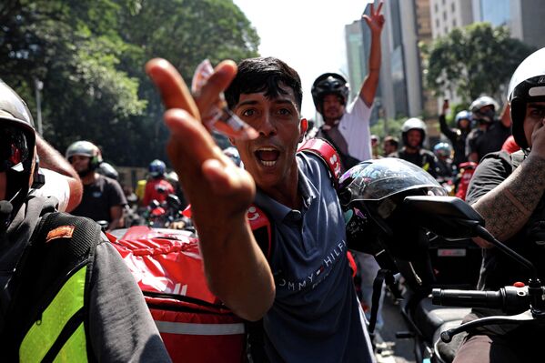 Các nhân viên giao hàng biểu tình đòi điều kiện làm việc tốt hơn và phản đối dự luật được đề xuất ở Sao Paulo, Brazil. - Sputnik Việt Nam