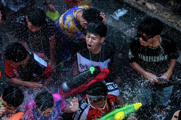 Những người tham gia lễ hội Songkran nhân Tết của Thái Lan, tại Bangkok, Thái Lan. - Sputnik Việt Nam
