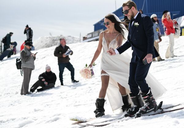 Những người tham gia cuộc đua trượt tuyết "Đám cưới" trên sườn núi Green ở Sheregesh trong lễ hội GrelkaFest. - Sputnik Việt Nam