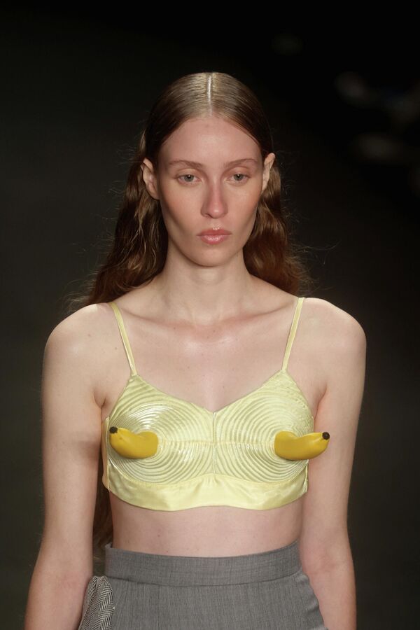 Người mẫu trình diễn thiết kế từ bộ sưu tập Normando trong Tuần lễ Thời trang Rio de Janeiro, Brazil. - Sputnik Việt Nam