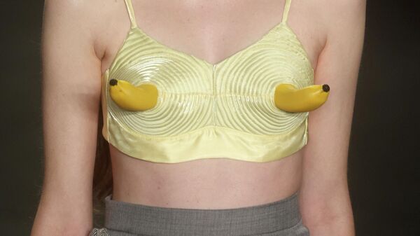 Модель демонстрирует творение из коллекции Normando во время Недели моды в Рио-де-Жанейро, Бразилия - Sputnik Việt Nam