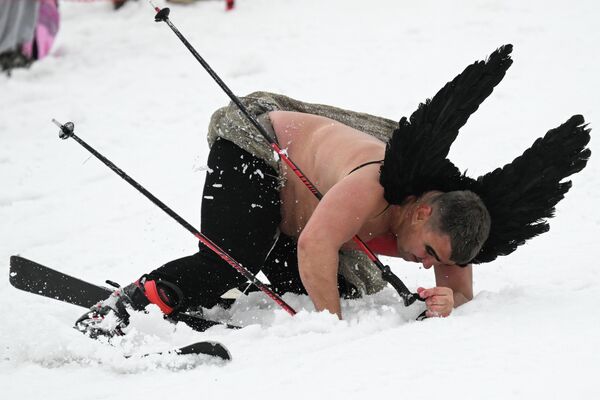 Người tham gia trò chơi "Carnival" trên sườn núi Zelenaya trong lễ hội GrelkaFest ở Sheregesh, Nga. - Sputnik Việt Nam