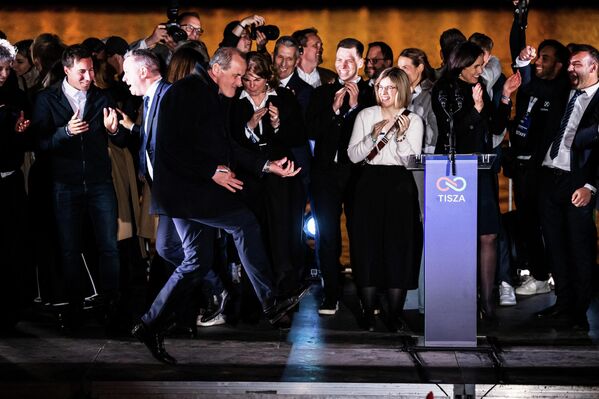 Zsolt Hegedus ăn mừng chiến thắng của Đảng Tisza trong cuộc bầu cử quốc hội Hungary tại Budapest. - Sputnik Việt Nam