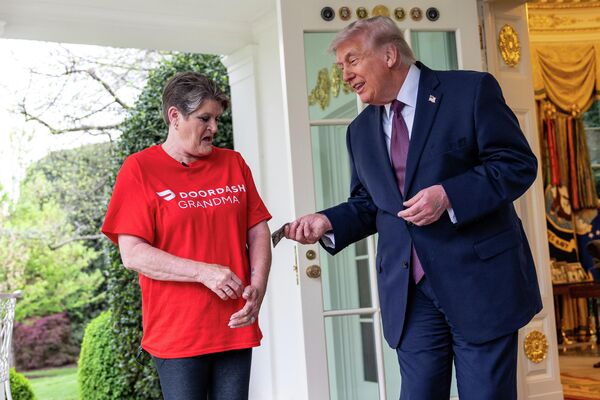 Sharon Simmons của DoorDash nhận được tiền boa 100 USDsau khi giao đồ ăn McDonald's cho Tổng thống Donald Trump tại Phòng Bầu dục Nhà Trắng. - Sputnik Việt Nam