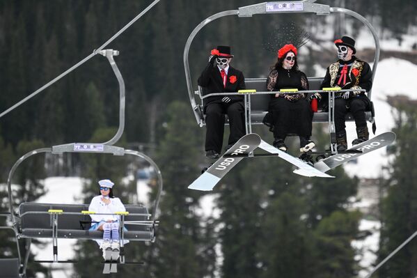 Những người tham gia trò chơi "Carnival" trên sườn núi Zelenaya trước khi bắt đầu trong lễ hội GrelkaFest ở Sheregesh, Nga. - Sputnik Việt Nam