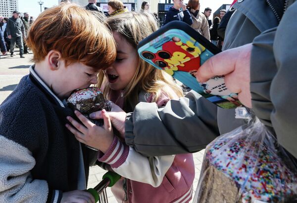 Phát bánh tại Lễ hội Phục Sinh ở Khabarovsk. - Sputnik Việt Nam