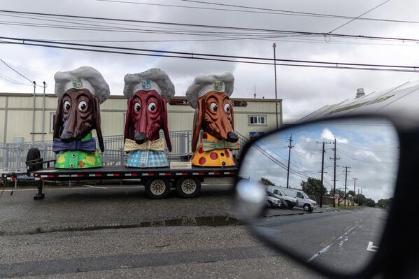 Ba cái đầu từ tác phẩm điêu khắc Doggie Diner, được Harold Bachman tạo ra vào năm 1966, trên chiếc xe kéo đậu trên đảo Treasure Island ở vịnh San Francisco, California, Hoa Kỳ. - Sputnik Việt Nam