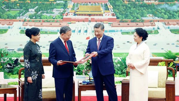 Tổng Bí thư, Chủ tịch nước Trung Quốc Tập Cận Bình và Phu nhân tặng album ảnh cho Tổng Bí thư, Chủ tịch nước Tô Lâm và Phu nhân. - Sputnik Việt Nam