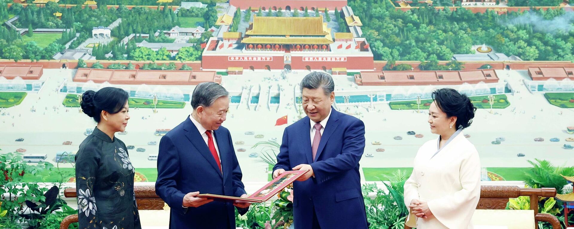 Tổng Bí thư, Chủ tịch nước Trung Quốc Tập Cận Bình và Phu nhân tặng album ảnh cho Tổng Bí thư, Chủ tịch nước Tô Lâm và Phu nhân. - Sputnik Việt Nam, 1920, 18.04.2026