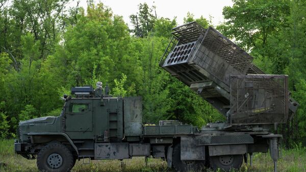 Hệ thống súng phun lửa hạng nặng TOS-2 “Tosochka” của phương diện quân “Trung tâm” trên hướng Krasnoarmeysk trong khu vực сhiến dịch quân sự đặc biệt tại Cộng hòa Nhân dân Donetsk (DNR) - Sputnik Việt Nam