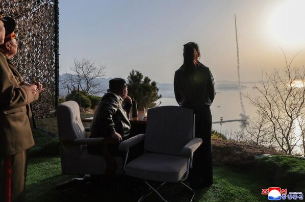 Triều Tiên thử nghiệm các tên lửa đạn đạo chiến thuật cải tiến loại “đất đối đất”. - Sputnik Việt Nam