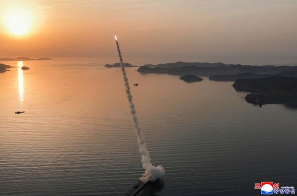 Triều Tiên thử nghiệm các tên lửa đạn đạo chiến thuật cải tiến loại “đất đối đất”. - Sputnik Việt Nam