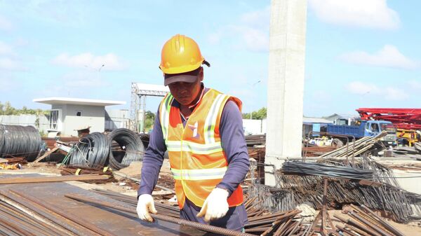 Công nhân trên công trường Dự án Bệnh viện Đa khoa tỉnh Cà Mau - Sputnik Việt Nam