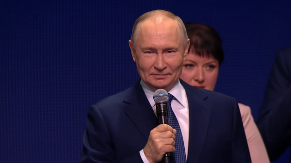 Ông Putin nhắc chuyện hậu phương giúp tiền tuyến trong CTVQ Vĩ đại: Cả xe tăng và cả những đôi tất - Sputnik Việt Nam