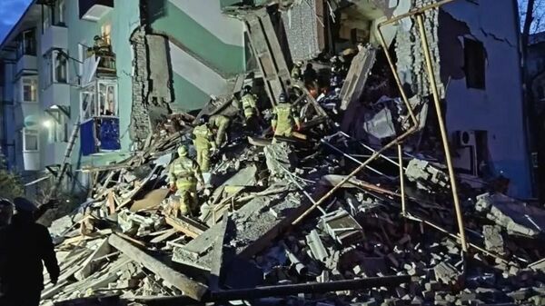 Khắc phục hậu quả vụ sập một phần lối vào tòa nhà chung cư tại Syzran - Sputnik Việt Nam