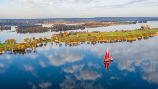 Du thuyền thám hiểm «Piotr Đại đế» ở gần đảo Kizhi của Nga. - Sputnik Việt Nam