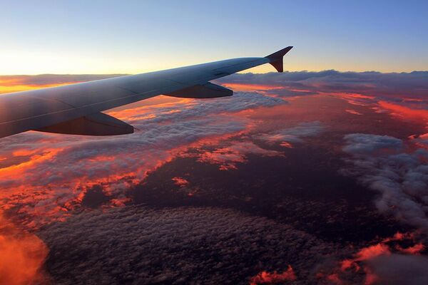 Mây trên Belarus nhìn từ cửa sổ máy bay. - Sputnik Việt Nam