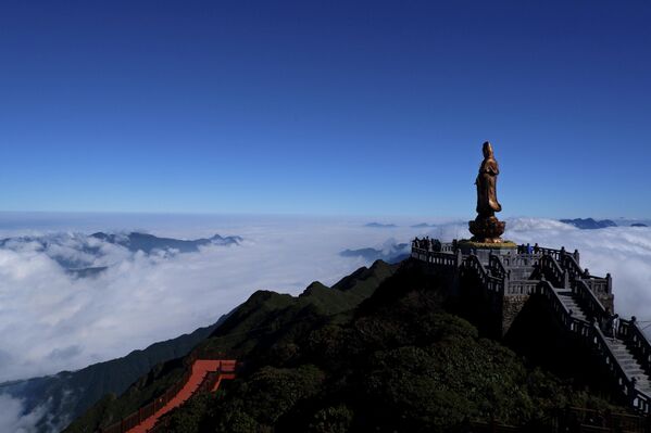 Tượng Phật trên đỉnh núi Fansipan ở Việt Nam. - Sputnik Việt Nam