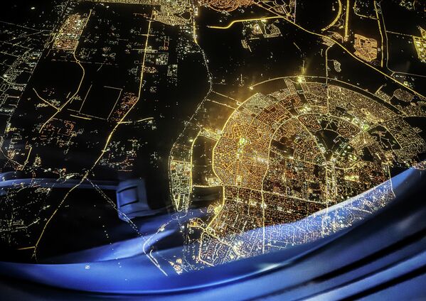 Quang cảnh Cairo về đêm nhìn từ cửa sổ máy bay. - Sputnik Việt Nam