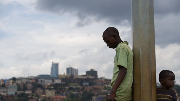 Một cậu bé trên ngọn đồi gần Kigali, Rwanda. - Sputnik Việt Nam