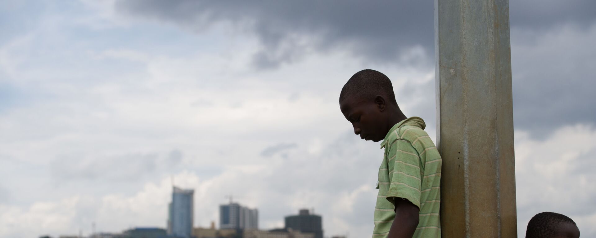 Một cậu bé trên ngọn đồi gần Kigali, Rwanda. - Sputnik Việt Nam, 1920, 23.04.2026